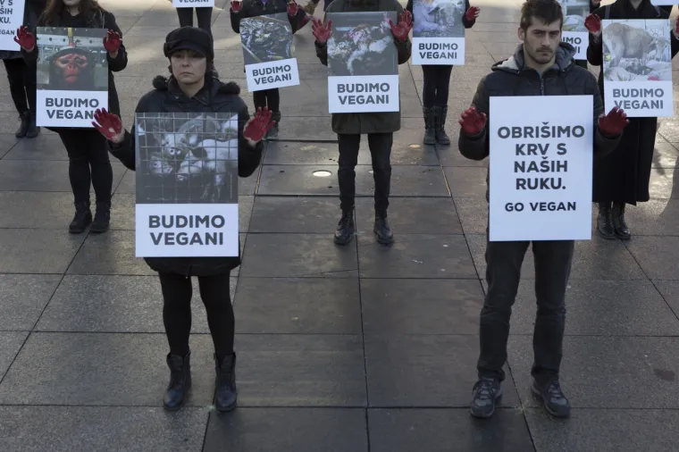 Prijatelji životinja izveli performans na Adventu i poručili: 'Životinje nisu hodajuće kobasice'