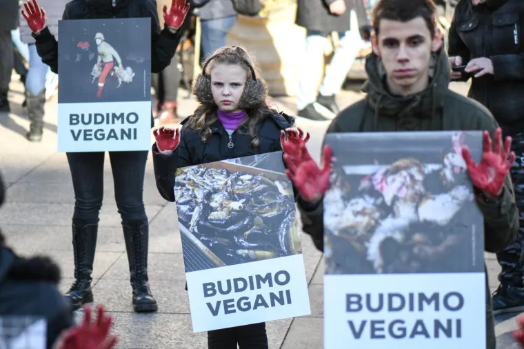 Prijatelji životinja izveli performans na Adventu i poručili: 'Životinje nisu hodajuće kobasice'