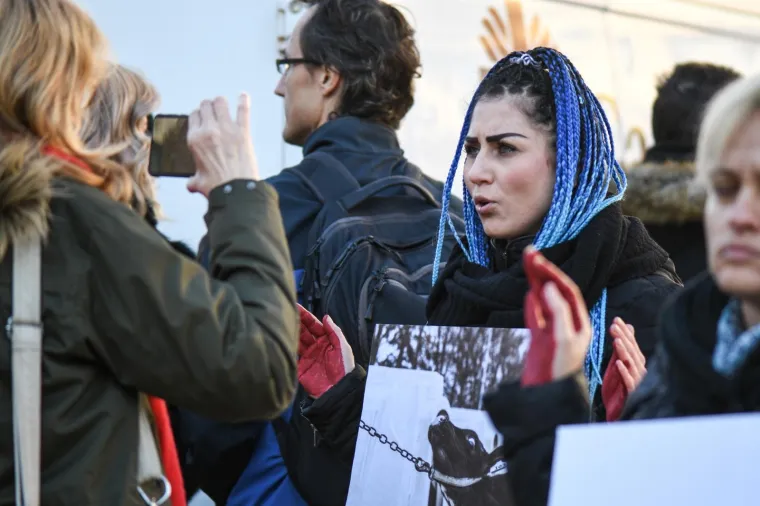 Prijatelji životinja izveli performans na Adventu i poručili: 'Životinje nisu hodajuće kobasice'