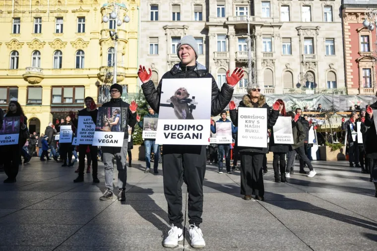Prijatelji životinja izveli performans na Adventu i poručili: 'Životinje nisu hodajuće kobasice'