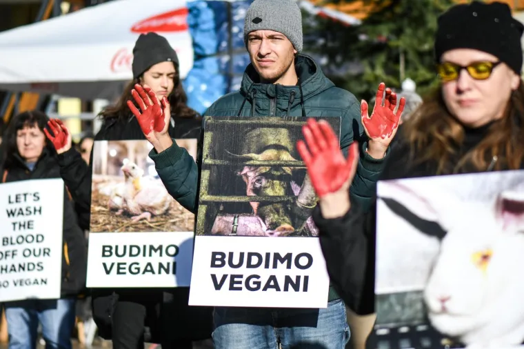 Prijatelji životinja izveli performans na Adventu i poručili: 'Životinje nisu hodajuće kobasice'