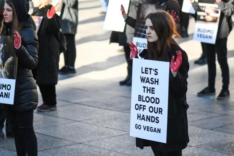 Prijatelji životinja izveli performans na Adventu i poručili: 'Životinje nisu hodajuće kobasice'