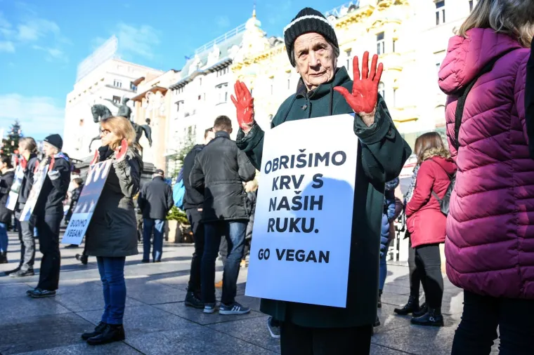 Prijatelji životinja izveli performans na Adventu i poručili: 'Životinje nisu hodajuće kobasice'
