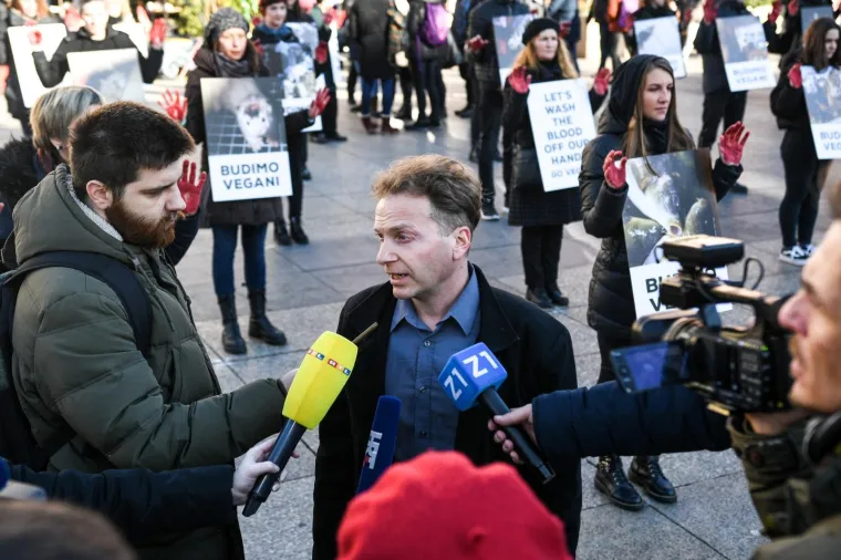 Prijatelji životinja izveli performans na Adventu i poručili: 'Životinje nisu hodajuće kobasice'