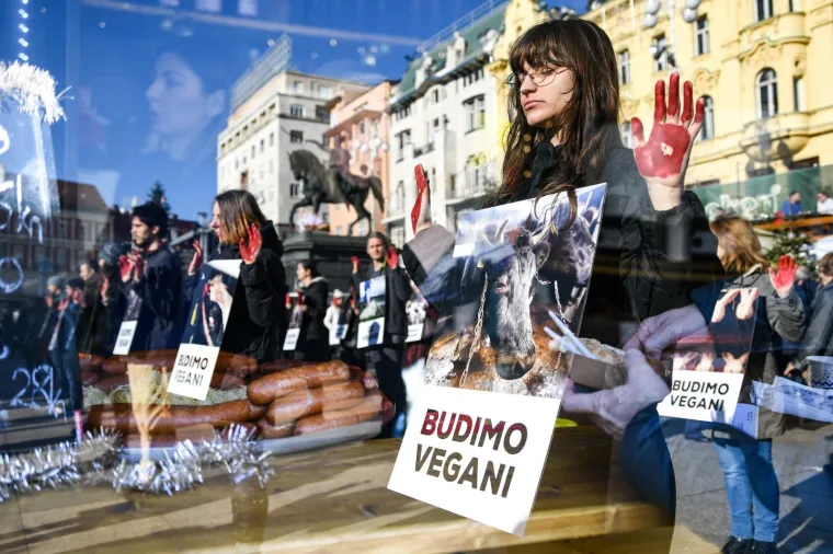 Prijatelji životinja izveli performans na Adventu i poručili: 'Životinje nisu hodajuće kobasice'