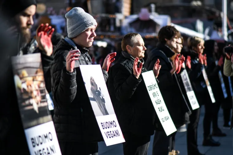 Prijatelji životinja izveli performans na Adventu i poručili: 'Životinje nisu hodajuće kobasice'