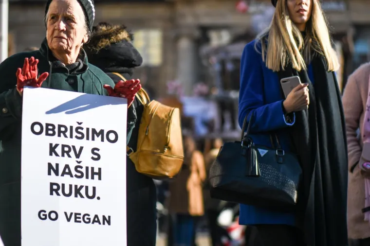 Prijatelji životinja izveli performans na Adventu i poručili: 'Životinje nisu hodajuće kobasice'