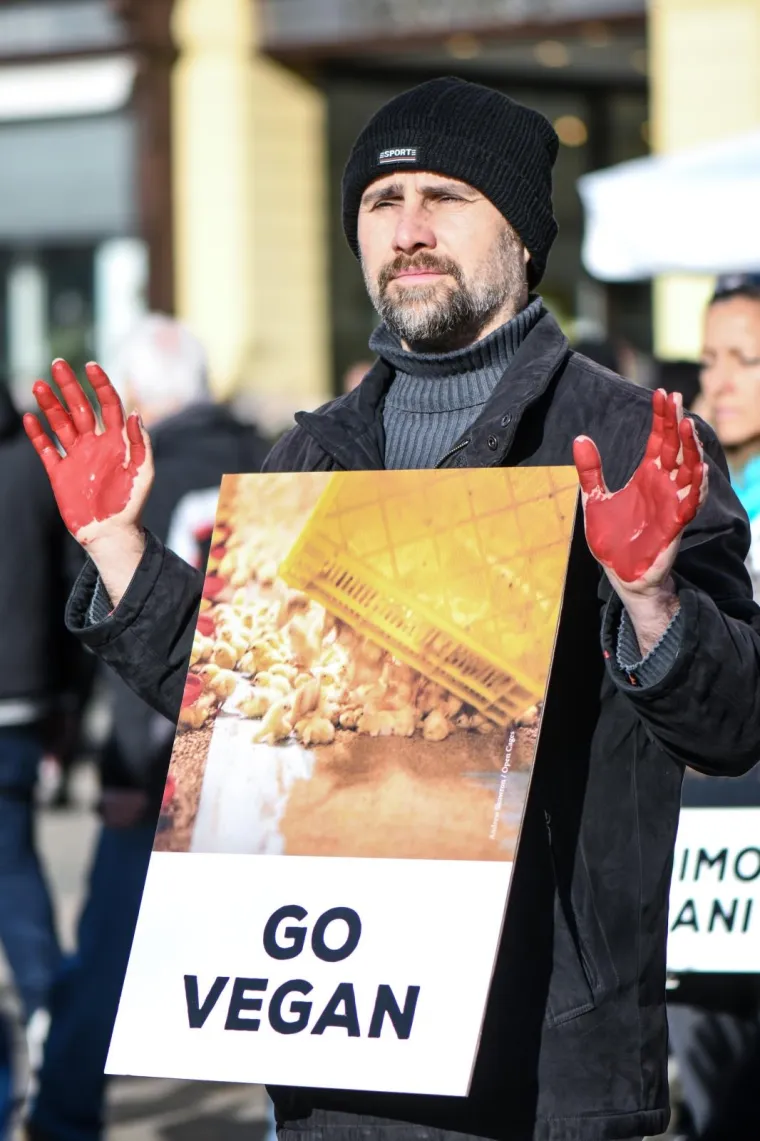 Prijatelji životinja izveli performans na Adventu i poručili: 'Životinje nisu hodajuće kobasice'
