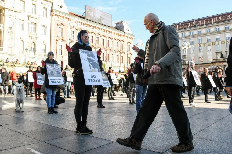 Prijatelji životinja izveli performans na Adventu i poručili: 'Životinje nisu hodajuće kobasice'