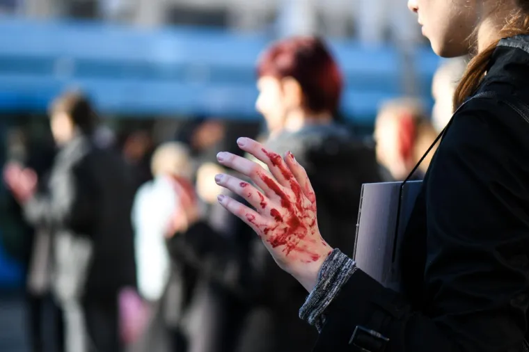 Prijatelji životinja izveli performans na Adventu i poručili: 'Životinje nisu hodajuće kobasice'