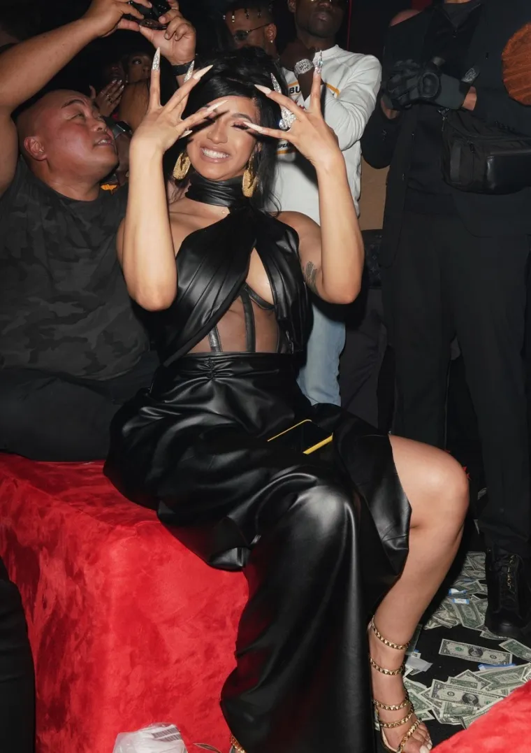 Bujna Cardi nekada je radila kao striptizeta, a sada je za rođendan supruga odvela upravo u striptiz klub