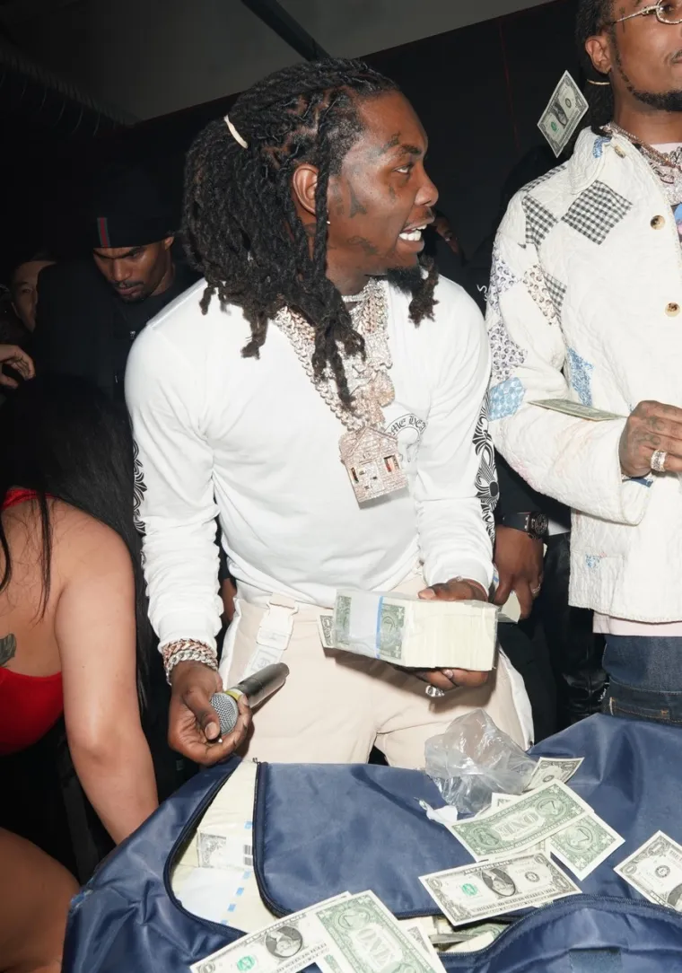 BUJNA PJEVAČICA ZA ROĐENDAN ODVELA MUŽA U STRIPTIZ KLUB: Lova letjela posvuda, izgleda da se ona zabavljala čak i vi&scaron;e od njega