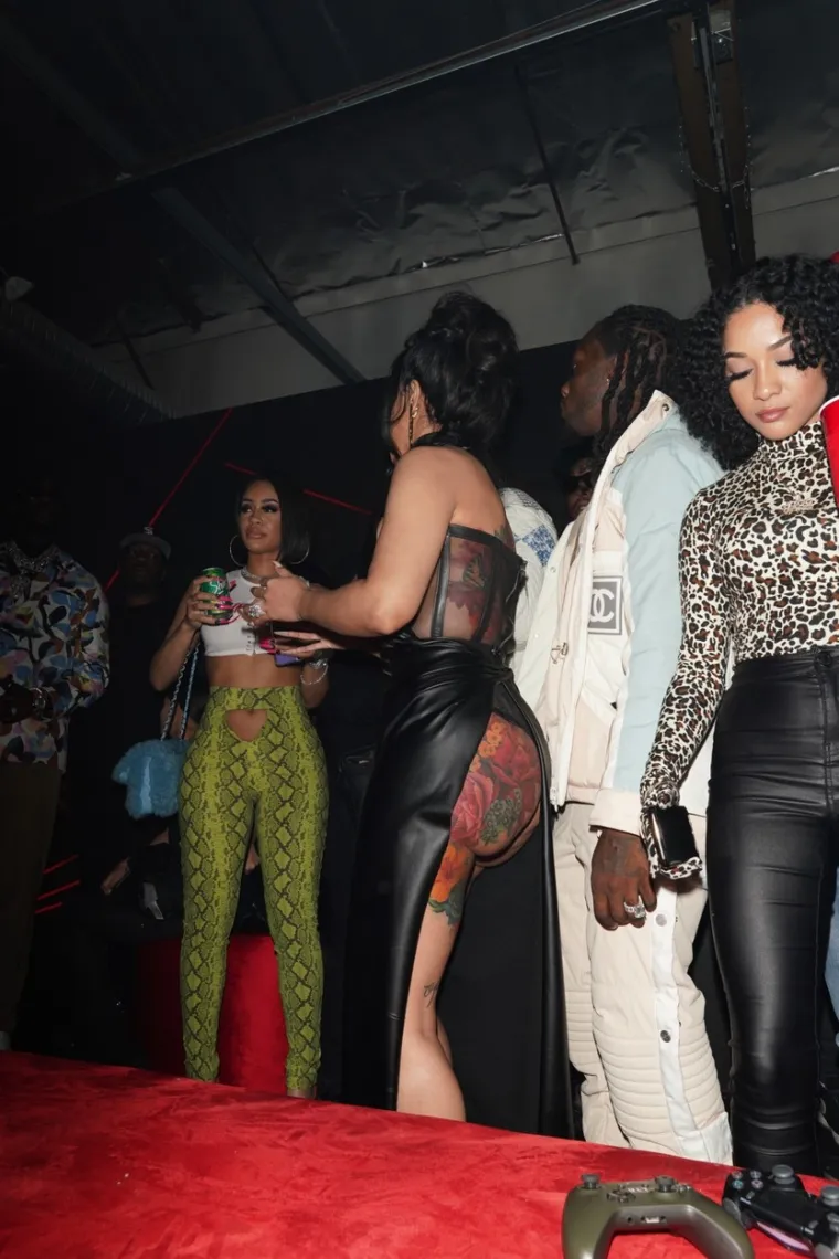 BUJNA PJEVAČICA ZA ROĐENDAN ODVELA MUŽA U STRIPTIZ KLUB: Lova letjela posvuda, izgleda da se ona zabavljala čak i vi&scaron;e od njega