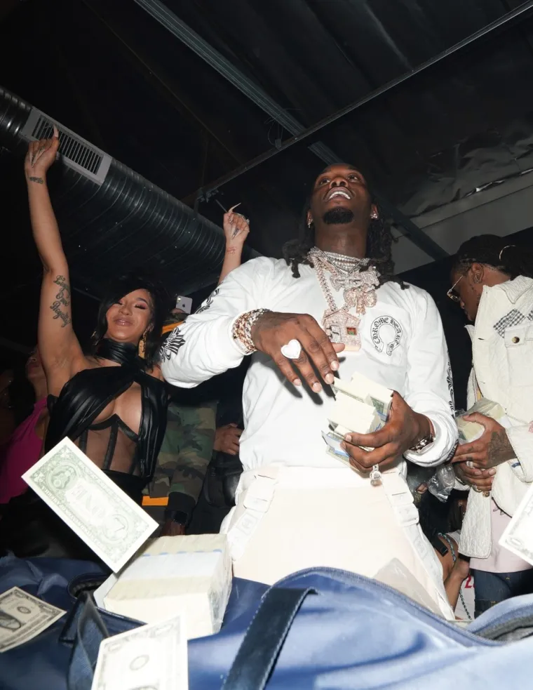 BUJNA PJEVAČICA ZA ROĐENDAN ODVELA MUŽA U STRIPTIZ KLUB: Lova letjela posvuda, izgleda da se ona zabavljala čak i vi&scaron;e od njega