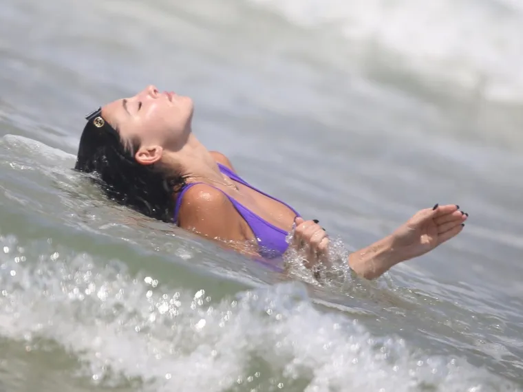 PRIZORI KOJI GOLICAJU MA&Scaron;TU: Manekenka uživala na plaži u bikiniju neobična kroja, pozornost ukrale njezine zanosne obline