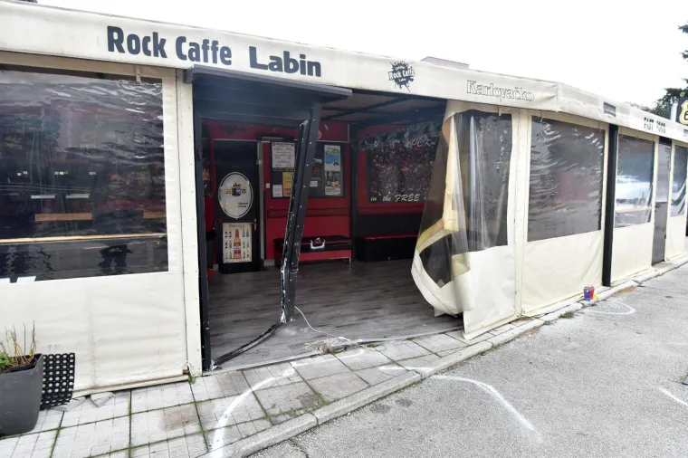 U prometnoj nesreći koja se dogodila u Labinu, poginuo je 34-godi&scaron;njak, a četiri osobe su ozlijeđjene. Nesreća se dogodila kada je 28-godi&scaron;njakinja pod utjecajem alkohola od 1,37 promila, upravljala automobilom, uletjela u zatvorenu terasu lokala i udarila u grupu posjetitelja