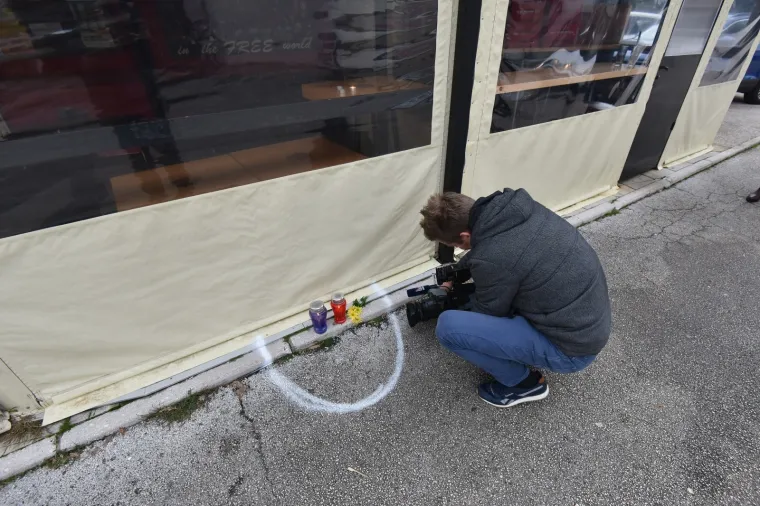 U prometnoj nesreći koja se dogodila u Labinu, poginuo je 34-godi&scaron;njak, a četiri osobe su ozlijeđjene. Nesreća se dogodila kada je 28-godi&scaron;njakinja pod utjecajem alkohola od 1,37 promila, upravljala automobilom, uletjela u zatvorenu terasu lokala i udarila u grupu posjetitelja