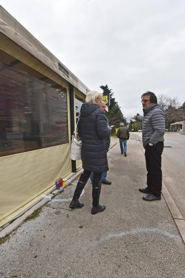 U prometnoj nesreći koja se dogodila u Labinu, poginuo je 34-godi&scaron;njak, a četiri osobe su ozlijeđjene. Nesreća se dogodila kada je 28-godi&scaron;njakinja pod utjecajem alkohola od 1,37 promila, upravljala automobilom, uletjela u zatvorenu terasu lokala i udarila u grupu posjetitelja