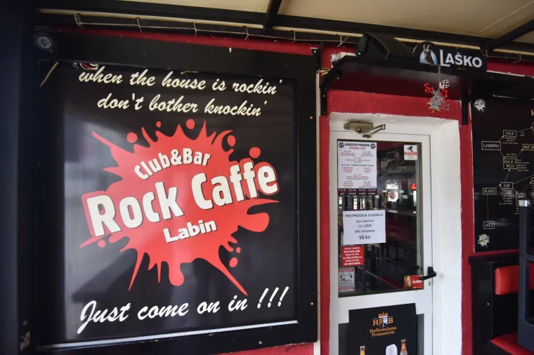 U prometnoj nesreći koja se dogodila u Labinu, poginuo je 34-godi&scaron;njak, a četiri osobe su ozlijeđjene. Nesreća se dogodila kada je 28-godi&scaron;njakinja pod utjecajem alkohola od 1,37 promila, upravljala automobilom, uletjela u zatvorenu terasu lokala i udarila u grupu posjetitelja