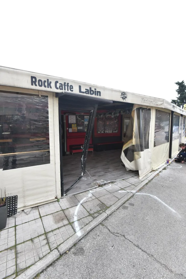 U prometnoj nesreći koja se dogodila u Labinu, poginuo je 34-godi&scaron;njak, a četiri osobe su ozlijeđjene. Nesreća se dogodila kada je 28-godi&scaron;njakinja pod utjecajem alkohola od 1,37 promila, upravljala automobilom, uletjela u zatvorenu terasu lokala i udarila u grupu posjetitelja