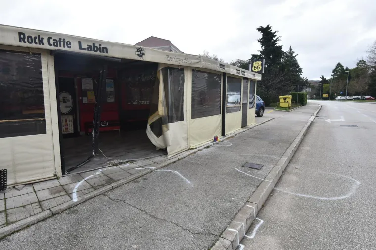 U prometnoj nesreći koja se dogodila u Labinu, poginuo je 34-godi&scaron;njak, a četiri osobe su ozlijeđjene. Nesreća se dogodila kada je 28-godi&scaron;njakinja pod utjecajem alkohola od 1,37 promila, upravljala automobilom, uletjela u zatvorenu terasu lokala i udarila u grupu posjetitelja