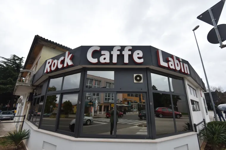 U prometnoj nesreći koja se dogodila u Labinu, poginuo je 34-godi&scaron;njak, a četiri osobe su ozlijeđjene. Nesreća se dogodila kada je 28-godi&scaron;njakinja pod utjecajem alkohola od 1,37 promila, upravljala automobilom, uletjela u zatvorenu terasu lokala i udarila u grupu posjetitelja