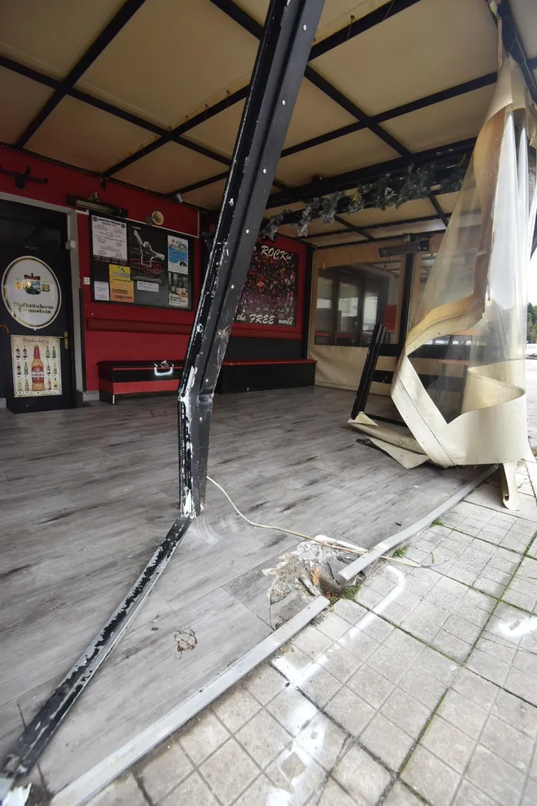 U prometnoj nesreći koja se dogodila u Labinu, poginuo je 34-godi&scaron;njak, a četiri osobe su ozlijeđjene. Nesreća se dogodila kada je 28-godi&scaron;njakinja pod utjecajem alkohola od 1,37 promila, upravljala automobilom, uletjela u zatvorenu terasu lokala i udarila u grupu posjetitelja