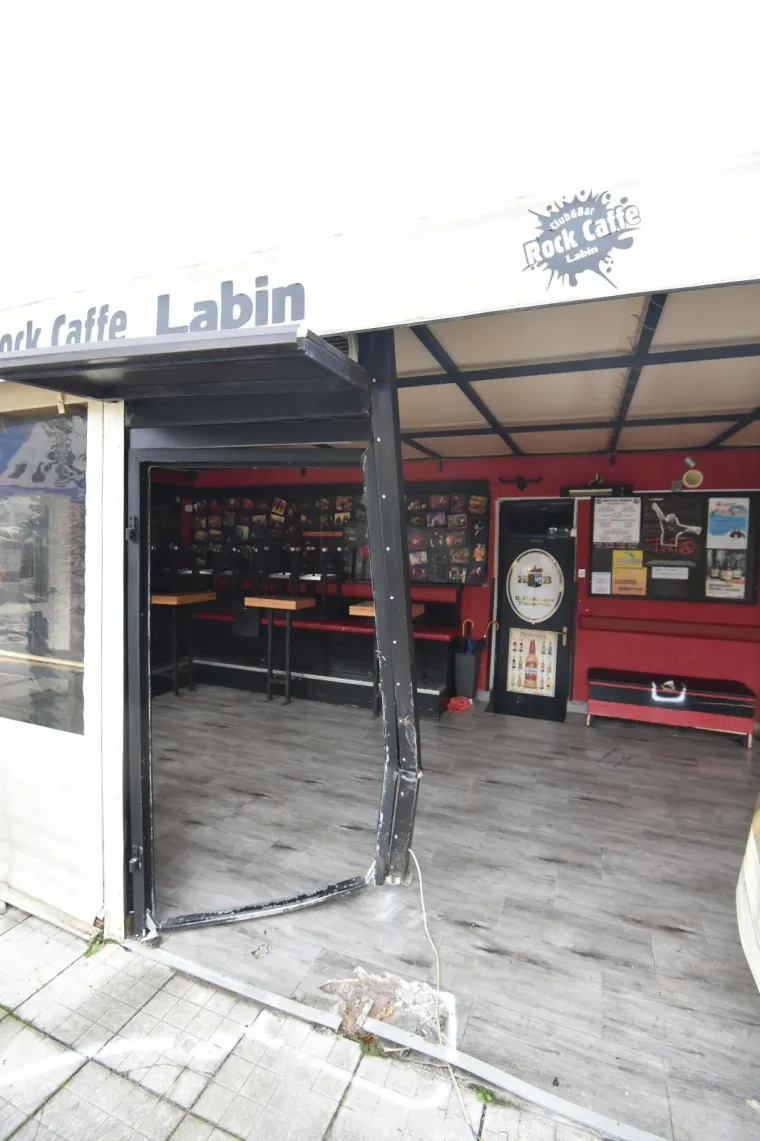 U prometnoj nesreći koja se dogodila u Labinu, poginuo je 34-godi&scaron;njak, a četiri osobe su ozlijeđjene. Nesreća se dogodila kada je 28-godi&scaron;njakinja pod utjecajem alkohola od 1,37 promila, upravljala automobilom, uletjela u zatvorenu terasu lokala i udarila u grupu posjetitelja