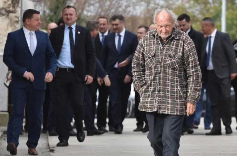 Fotografija na kojoj premijer s ministrima &scaron;eće ulicom dok ispred njih korača umoran stariji mu&scaron;karac potpuno nezainteresiran za političare, ba&scaron; kao i oni za njega, snimljena je u Benkovcu. Osman Mehić pogrbljenih leđa pro&scaron;ao je pored njih razmi&scaron;ljajući o gladi. Već danima nema ni kune u džepu. Ni taj dan kad se sjatila politička elita, kao ni jučer, nije imao za ručak. Moćna fotografija koju je snimio fotoreporter Pixsella Hrvoje Jelavić zorno oslikava odnos vladajućih prema siroma&scaron;nim i nerazvijenim krajevima u kojima ljudi jedva krpaju kraj s krajem.