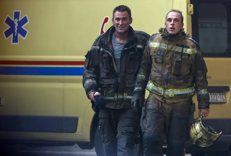 Veliki požar buknuo je u zgradi u splitskom Trsteniku. Jedan stan je posve izgorio dok su tri stana nagorjela, a lak&scaron;e su ozlijeđena četvorica vatrogasaca i jedna stanarka. O razmjerima požara i nevjerojatno visokoj temperaturi u blizini plamenih jezika u stanu u Papandopulovoj ulici, dovoljno govori podatak da su se vatrogascima rastalile lampe koje su imali na sebi. Fotografije iscrpljenih vatrogasaca nakon ove intervencije obi&scaron;le su Hrvatsku i jo&scaron; jednom dokazale da su oni na&scaron;i istinski heroji.