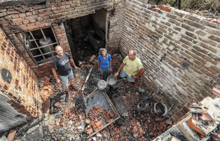 U Farka&scaron;evcu, u zaseoku Kaboli u požaru je do temelja izgorjela obiteljska kuća Kristijana Slunjskog, zapovjednika DVD Kabal dok je on bio na poslu. Čovjek koji je godinama druge spa&scaron;avao od vatre, nije uspio spasiti kuću u kojem je živio s jo&scaron; sedam članova obitelji. U nekoliko sati bitke, koju je vodio uz pomoć kolega, ostao je bez svega.