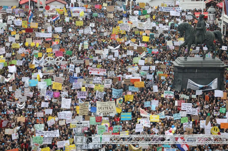 Čelnici sindikata obrazovanja poručili su s prosvjeda pod geslom "Hrvatska mora bolje" na Trgu bana Jelačića da se &scaron;trajk prosvjetnih radnika  za 6,11 posto veće koeficijente pretvorio u pokret za bolje obrazovanje i njegov status. Prosvjed je okupio vi&scaron;e od 20.000 ljudi.