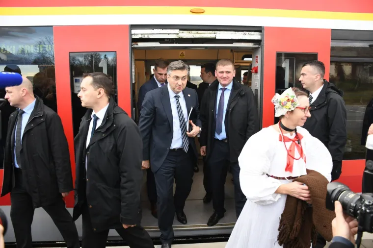 Andrej Plenković nije skrivao ponos: Prvi je isprobao prugu čiji kilometar vrijedi pet milijuna eura