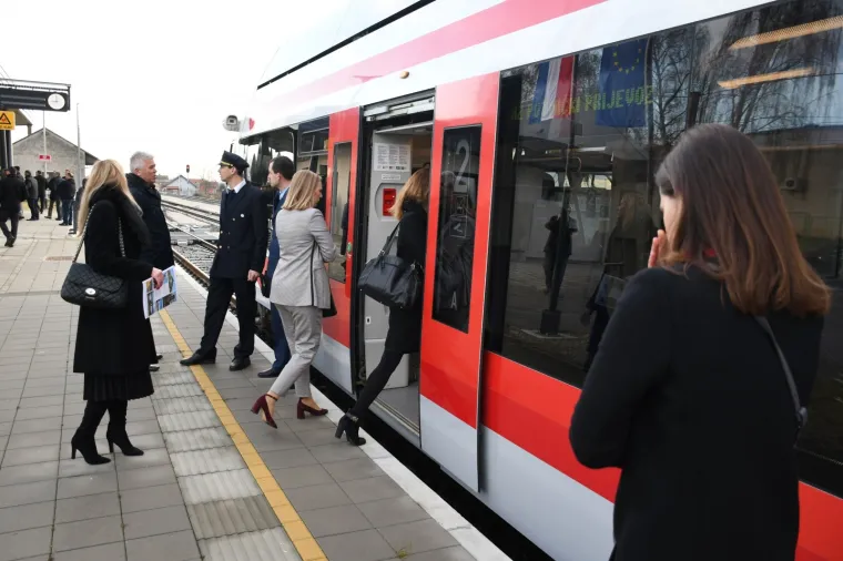 Andrej Plenković nije skrivao ponos: Prvi je isprobao prugu čiji kilometar vrijedi pet milijuna eura