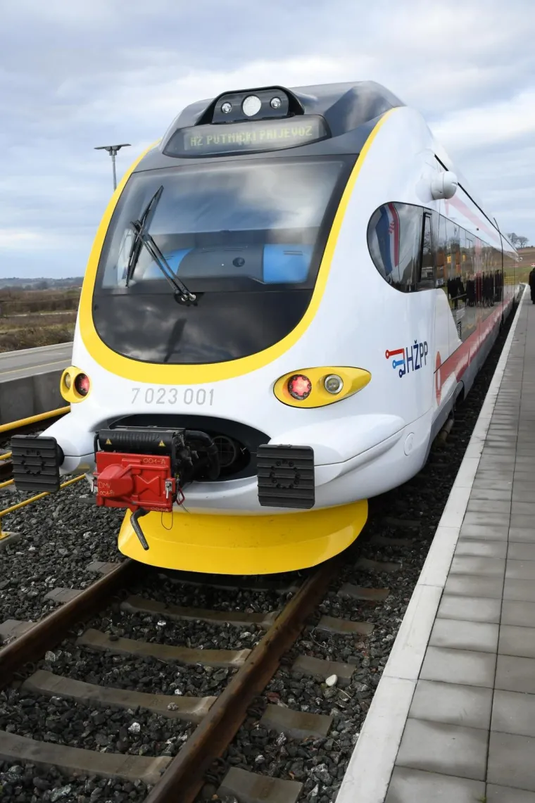 Andrej Plenković nije skrivao ponos: Prvi je isprobao prugu čiji kilometar vrijedi pet milijuna eura