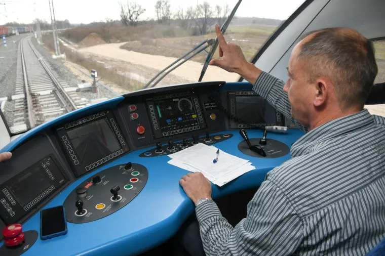 Andrej Plenković nije skrivao ponos: Prvi je isprobao prugu čiji kilometar vrijedi pet milijuna eura