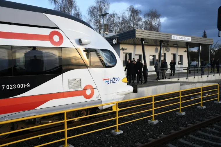 Andrej Plenković nije skrivao ponos: Prvi je isprobao prugu čiji kilometar vrijedi pet milijuna eura