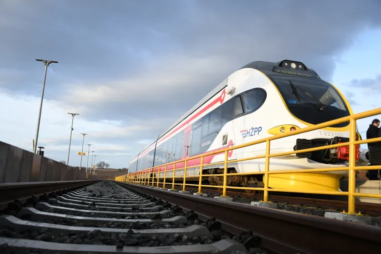 Andrej Plenković nije skrivao ponos: Prvi je isprobao prugu čiji kilometar vrijedi pet milijuna eura