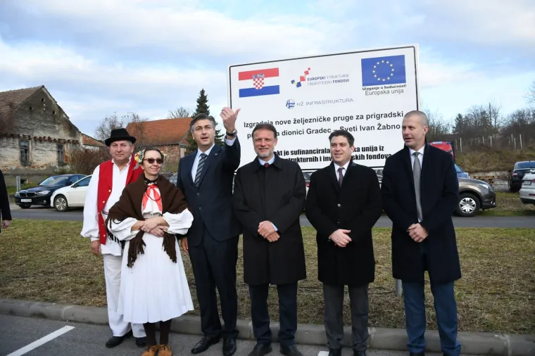 Andrej Plenković nije skrivao ponos: Prvi je isprobao prugu čiji kilometar vrijedi pet milijuna eura