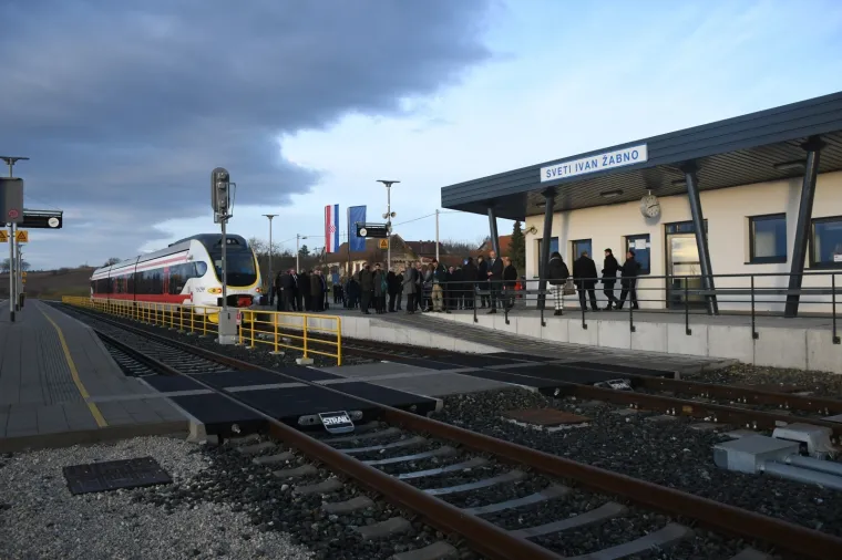 Andrej Plenković nije skrivao ponos: Prvi je isprobao prugu čiji kilometar vrijedi pet milijuna eura