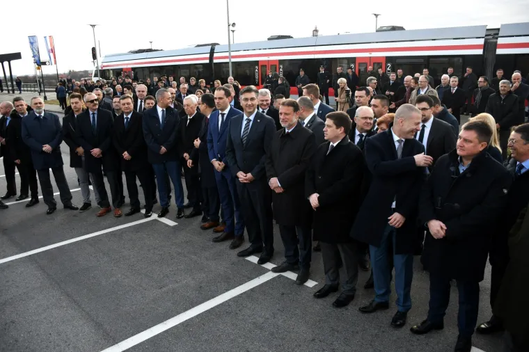 Andrej Plenković nije skrivao ponos: Prvi je isprobao prugu čiji kilometar vrijedi pet milijuna eura