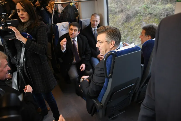 Andrej Plenković nije skrivao ponos: Prvi je isprobao prugu čiji kilometar vrijedi pet milijuna eura