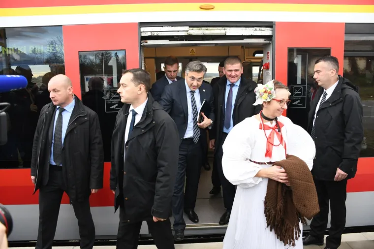 Andrej Plenković nije skrivao ponos: Prvi je isprobao prugu čiji kilometar vrijedi pet milijuna eura