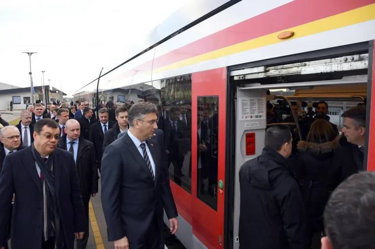 Andrej Plenković nije skrivao ponos: Prvi je isprobao prugu čiji kilometar vrijedi pet milijuna eura
