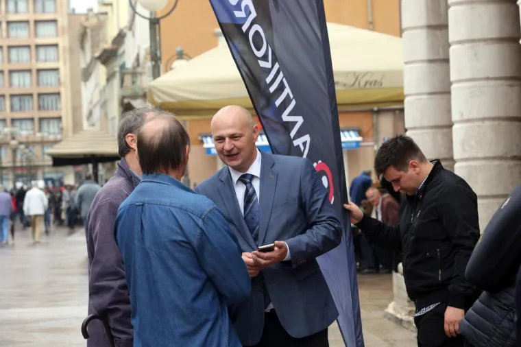 Za većinu neočekivano, mandat na europskim izborima osvojio je biv&scaron;i sudac Trgovačkog suda Mislav Kolaku&scaron;ić sa svojom nezavisnom listom. Lista je dobila 84 765 glasova ili 7,89 posto, a Kolaku&scaron;ić je imao 68 883 preferencijalnih glasova. "Sad imamo kotače, predsjednički izbori bit će karoserija, a onda idemo po motor i mjenjač", rekao je Kolaku&scaron;ić nakon europskih izbora, slikovito misleći na parlamentarne izbore.