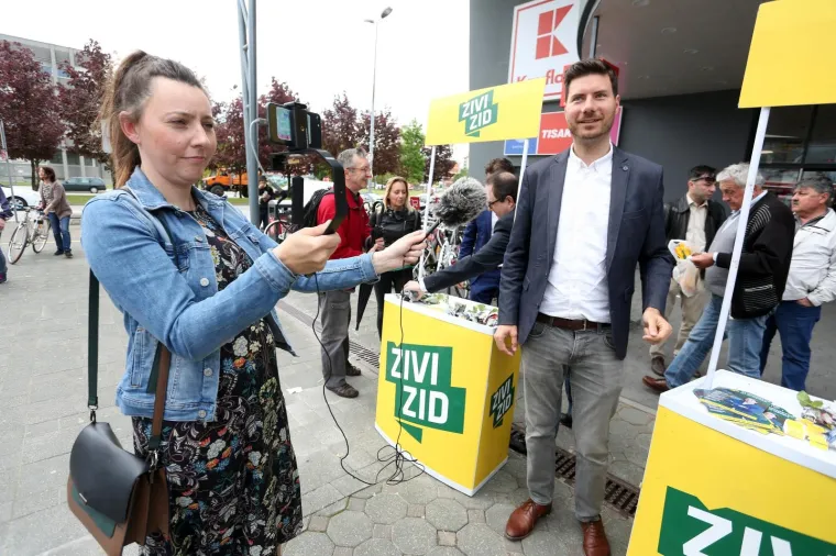 Živi zid je sa 60 847 ili 5,66 posto bio peta lista, a osvojili su jedan mandat. No, zbog tog jednog mandata vrh stranke se raskolio na frakciju okupljenu oko predsjednika stranke Ivana Vilibora Sinčića i njegove supruge Vladimire Palfi s jedne strane i saborske zastupnike Ivana Pernara i Branimira Bunjca s druge strane. Svađa je bila toliko žestoka da su Pernar i Bunjac iza&scaron;li iz Živog zida. Do raskola je do&scaron;lo jer se nisu mogli dogovoriti tko će kao zastupnik ići u Europski parlament.