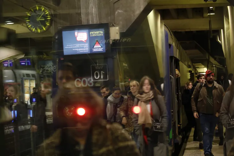 Kaos u Francuskoj: Putnici se na silu žele ukrcati u pretrpane vlakove, na cestama kolone duge 300 km