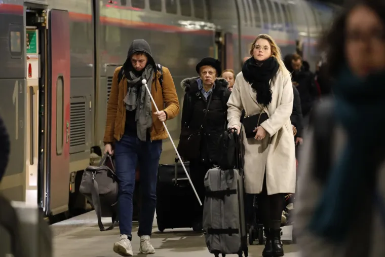 Kaos u Francuskoj: Putnici se na silu žele ukrcati u pretrpane vlakove, na cestama kolone duge 300 km