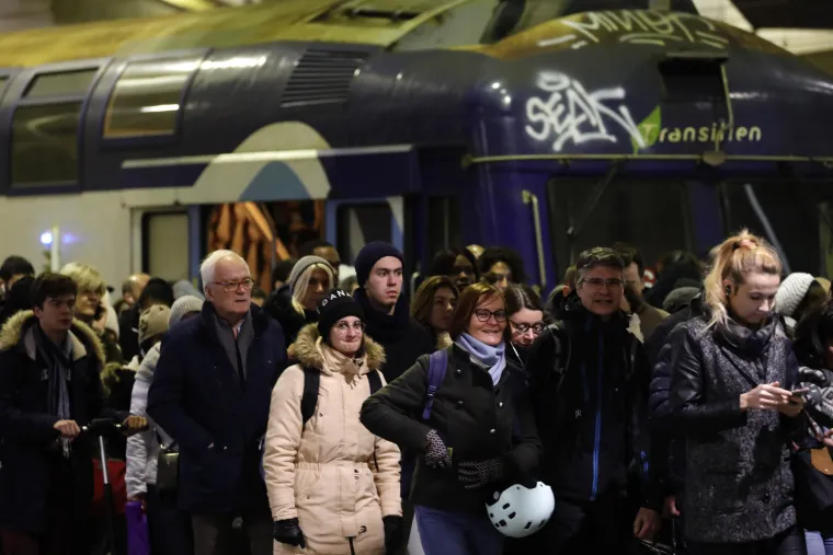 Kaos u Francuskoj: Putnici se na silu žele ukrcati u pretrpane vlakove, na cestama kolone duge 300 km