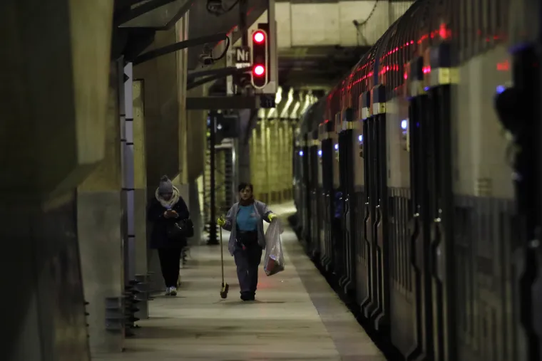 Kaos u Francuskoj: Putnici se na silu žele ukrcati u pretrpane vlakove, na cestama kolone duge 300 km